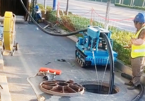 坦克900加强版电缆输送机作业